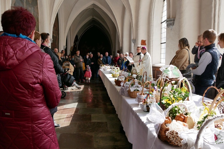 Poświęcenie pokarmów wielkanocnych w archikatedrze oliwskiej