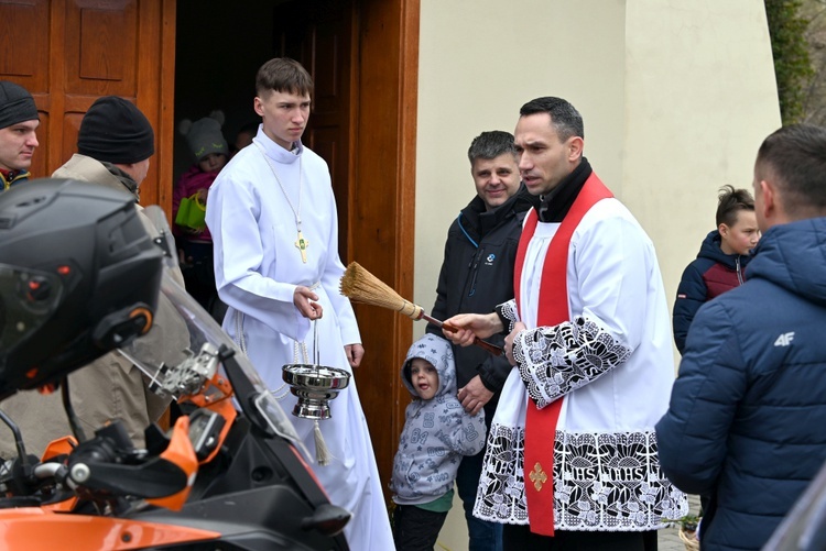 Bojanice. Przywieźli koszyczki na motorach