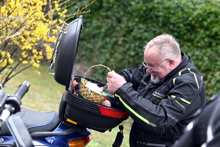 Bojanice. Przywieźli koszyczki na motorach