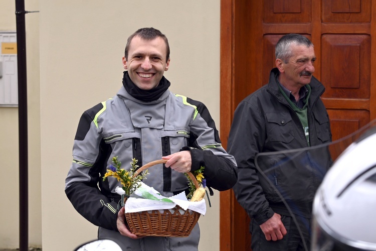 Bojanice. Przywieźli koszyczki na motorach