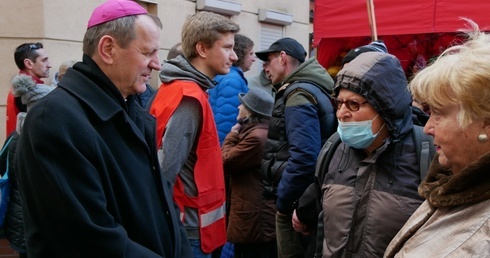 - Życzę wszystkim, aby te święta były przepełnione radością, pokojem i wdzięcznością - mówił abp Tadeusz Wojda.