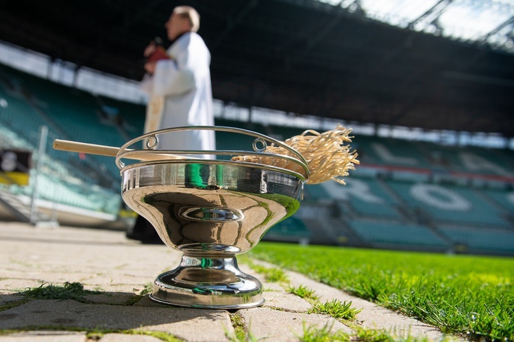 Kibice Śląska z koszyczkami na stadionie. To kibicowska święconka