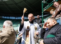 Kibice Śląska z koszyczkami na stadionie. Kibicowska święconka po raz drugi