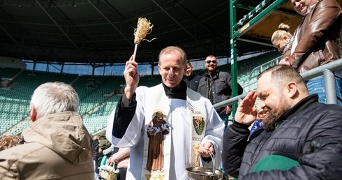 Kibice Śląska z koszyczkami na stadionie. Kibicowska święconka po raz drugi