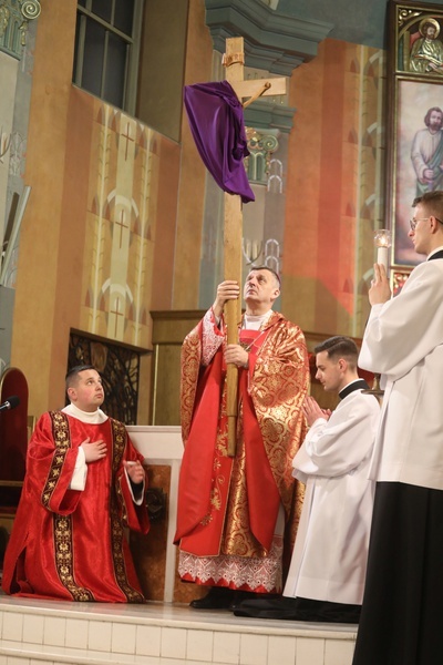 Liturgia Wielkiego Piątku w katedrze w Bielsku-Bialej - 2022