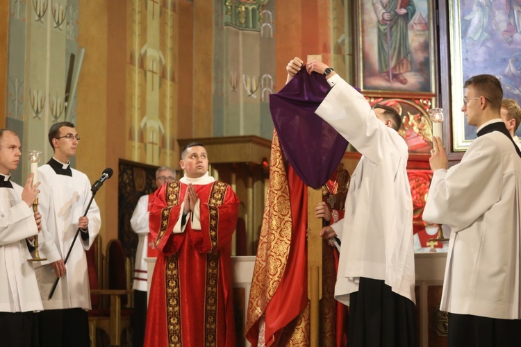 Liturgia Wielkiego Piątku w katedrze w Bielsku-Bialej - 2022