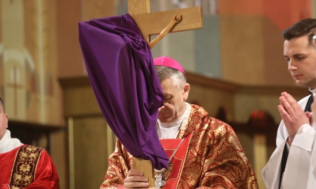 Modlitwom w Wielki Piątek w katedrze św. Mikołaja przewodniczył bp Roman Pindel.