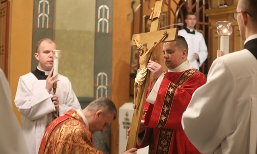 Bp Roman Pindel jako pierwszy uczcił krzyż...