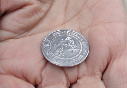 Ze św. Jadwigą w tle