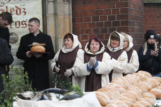 Ze św. Jadwigą w tle