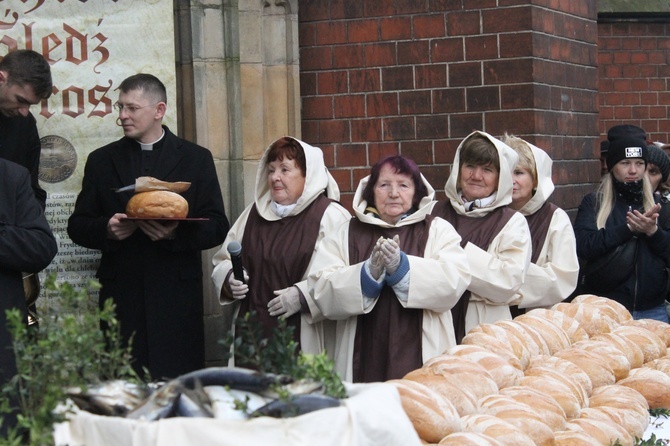 Ze św. Jadwigą w tle