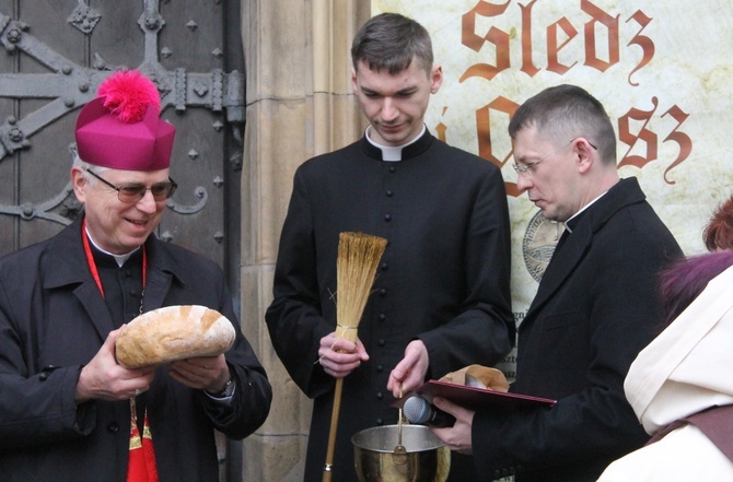 Ze św. Jadwigą w tle