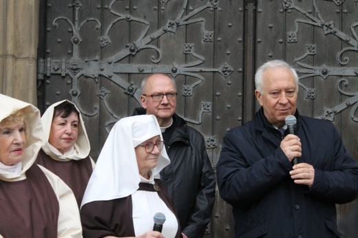 Ze św. Jadwigą w tle