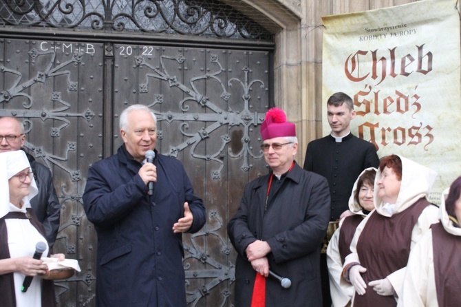 Ze św. Jadwigą w tle