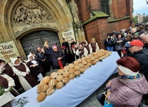 Legnica. Jubileuszowy "Chleb, śledź i grosz"