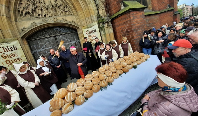 Legnica. Jubileuszowy "Chleb, śledź i grosz"