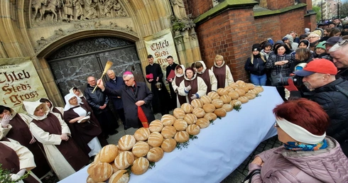 Legnica. Jubileuszowy "Chleb, śledź i grosz"