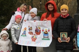 Ukraińskie dzieci, ich mamy i wychowawczynie, składają świąteczne życzenia.