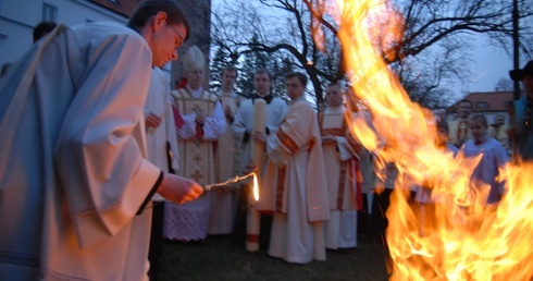 Wigilia Paschalna rozpoczęła się na zewnątrz katedry od poświęcenia nowego ognia.