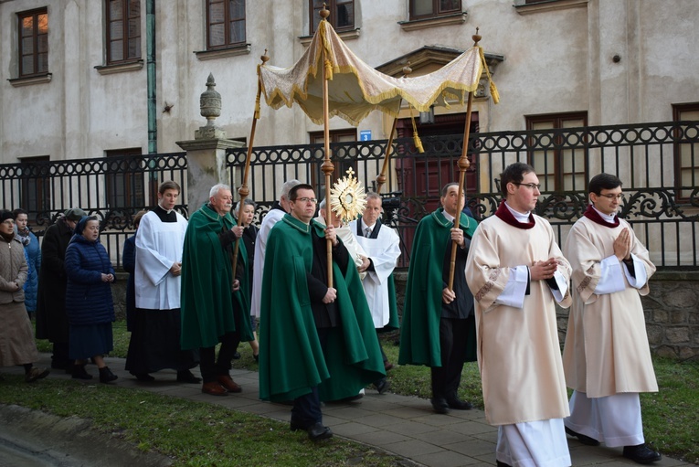 Procesja wokół kościoła.