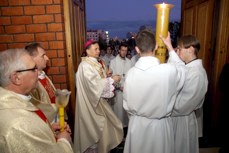 Wigilia Paschalna w świdnickiej parafii na Osiedlu Młodych