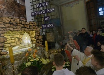 Modlitwa przy grobie Pana Jezusa w opoczyńskiej kolegiacie pw. św. Bartłomieja.