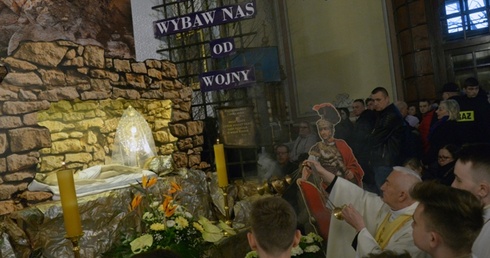 Modlitwa przy grobie Pana Jezusa w opoczyńskiej kolegiacie pw. św. Bartłomieja.