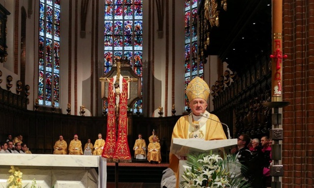 Podczas Eucharystii w Niedzielę Zmartwychwstania Pańskiego kard. Kazimierz Nycz prosił o dalszą pomoc uchodźcom z Ukrainy.