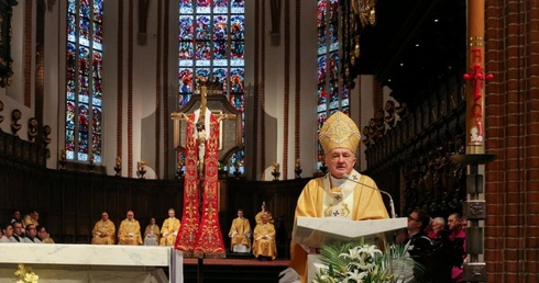 Podczas Eucharystii w Niedzielę Zmartwychwstania Pańskiego kard. Kazimierz Nycz prosił o dalszą pomoc uchodźcom z Ukrainy.