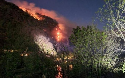 Płoną lasy w Lombardii, zagrożone opactwo romańskie
