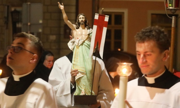 Liturgię zakończyła procesja rezurekcyjna wokół katedry.