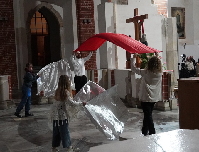 Uwielbienie Zmartwychwstałego i modlitwa w intencji Ukrainy