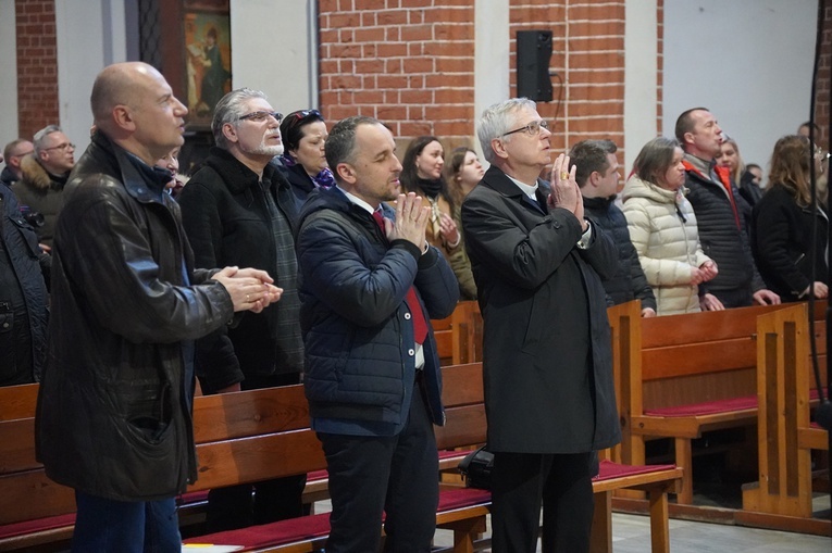 Uwielbienie Zmartwychwstałego i modlitwa w intencji Ukrainy