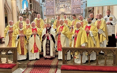 	Abp Mieczysław Mokrzycki z kapłanami w dniu inauguracji Roku Jubileuszowego.