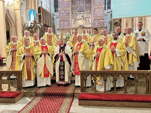 	Abp Mieczysław Mokrzycki z kapłanami w dniu inauguracji Roku Jubileuszowego.