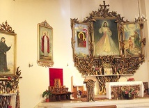 Najbliższe parafianom wizerunki znajdują się w prezbiterium.