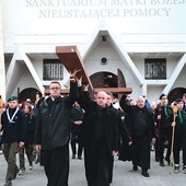 	Krzyż nieśli przedstawiciele Wyższego Seminarium Duchownego.