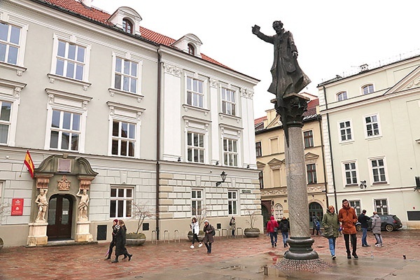 ▲	Monument wrósł już w krakowski pejzaż. Czy zostanie kiedyś przeniesiony na dziedziniec, gdzie nie będzie tak widoczny i dostępny jak teraz?