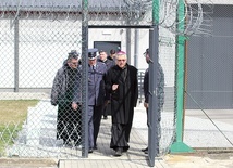 ▲	Biskup Andrzej Siemieniewski po raz pierwszy spotkał się z kadrą i więźniami. 