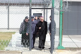 ▲	Biskup Andrzej Siemieniewski po raz pierwszy spotkał się z kadrą i więźniami. 
