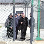 ▲	Biskup Andrzej Siemieniewski po raz pierwszy spotkał się z kadrą i więźniami. 
