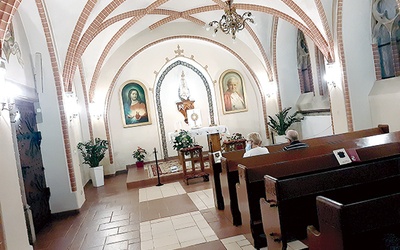 ▲	Czuwanie odbywa się w kaplicy bocznej sanktuarium św. Jacka w Legnicy.