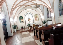 ▲	Czuwanie odbywa się w kaplicy bocznej sanktuarium św. Jacka w Legnicy.