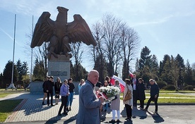 ▲	Przed testem młodzież wybrała się na pobliski cmentarz wojenny i mieszczący się tam pomnik Bohaterów II Armii Wojska Polskiego (orzeł piastowski).