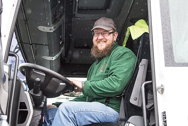 ▲	Niemiecki duchowny za kierownicą ciężarówki.