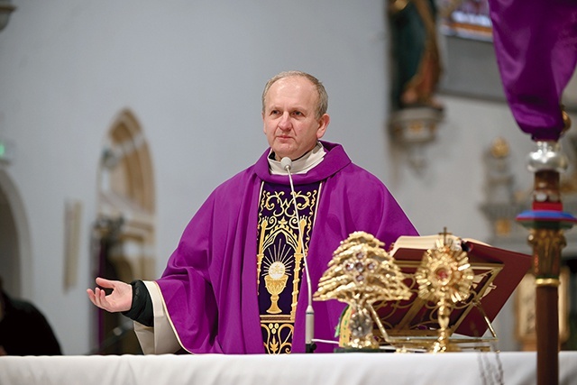 ▲	Kapłan podczas sprawowania  kwietniowej Eucharystii.