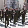 ▲	Przemarsz z katedry na pl. św. Małgorzaty poprowadziła wojskowa orkiestra.