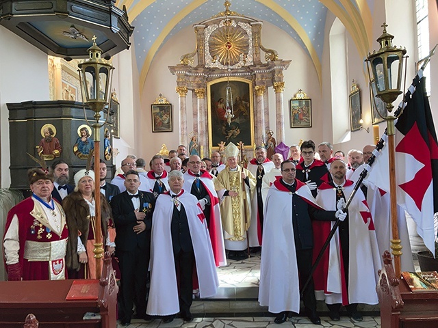 ▲Pamiątkowe zdjęcie z członkami zakonu templariuszy.