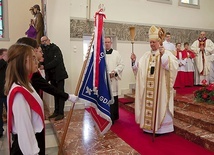 	Podczas Mszy św. metropolita gdański poświęcił nowy sztandar szkolny.