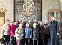 	Członkowie grupy modlitewnej z proboszczem ks. Michałem Anderką.